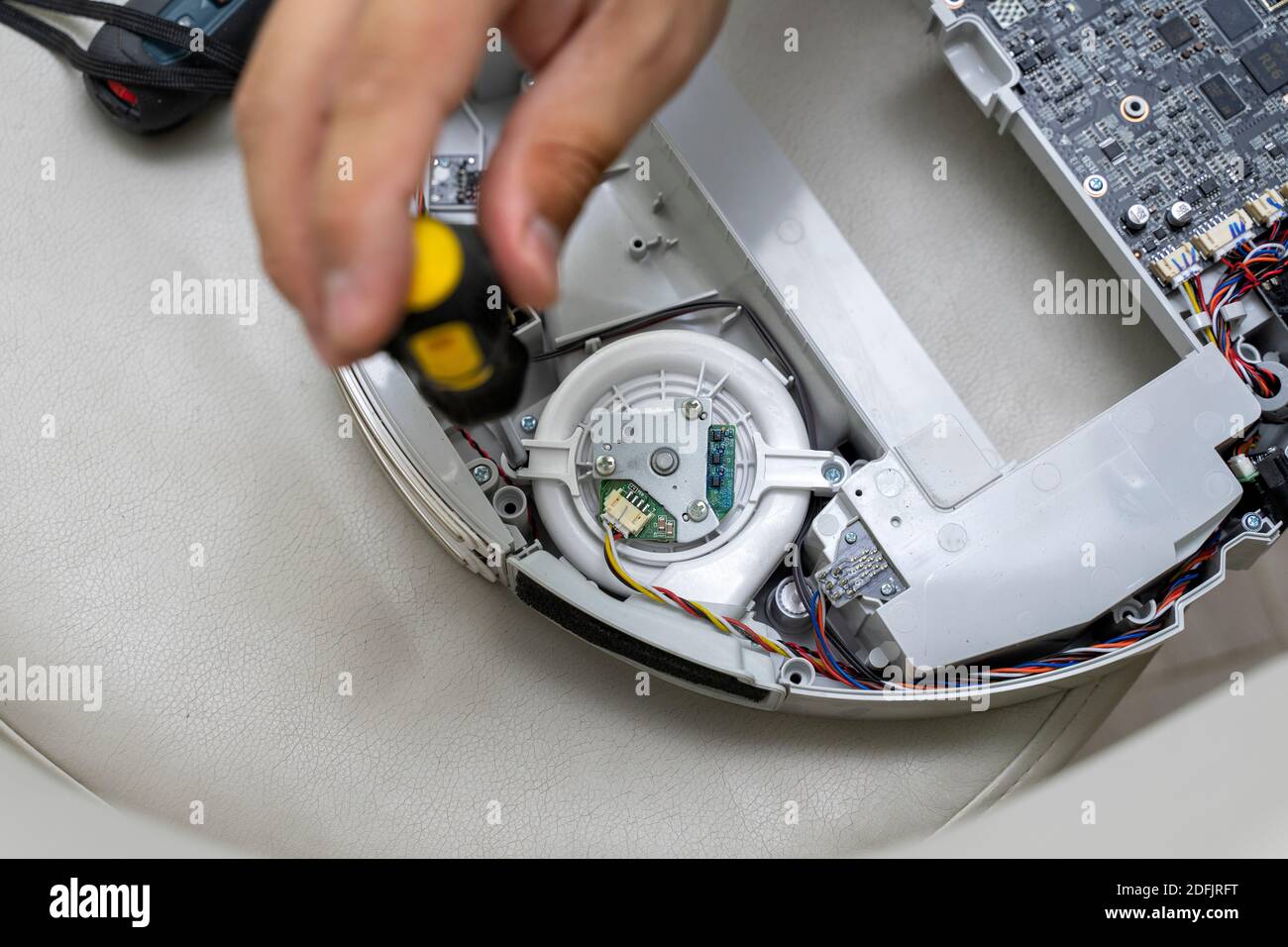 How to Open Robot Vacuum Cleaner