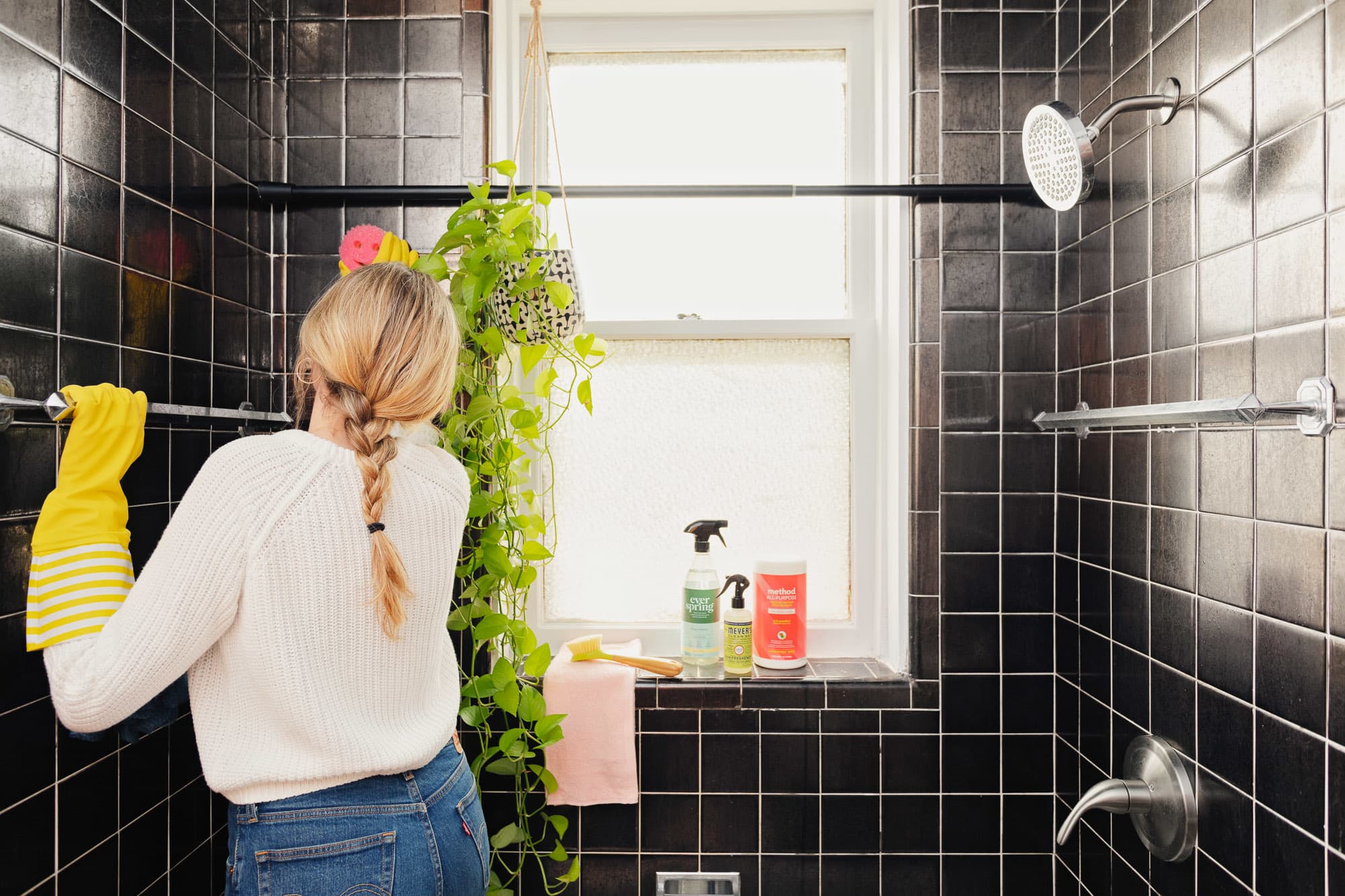 How to Properly Use a Toilet Brush